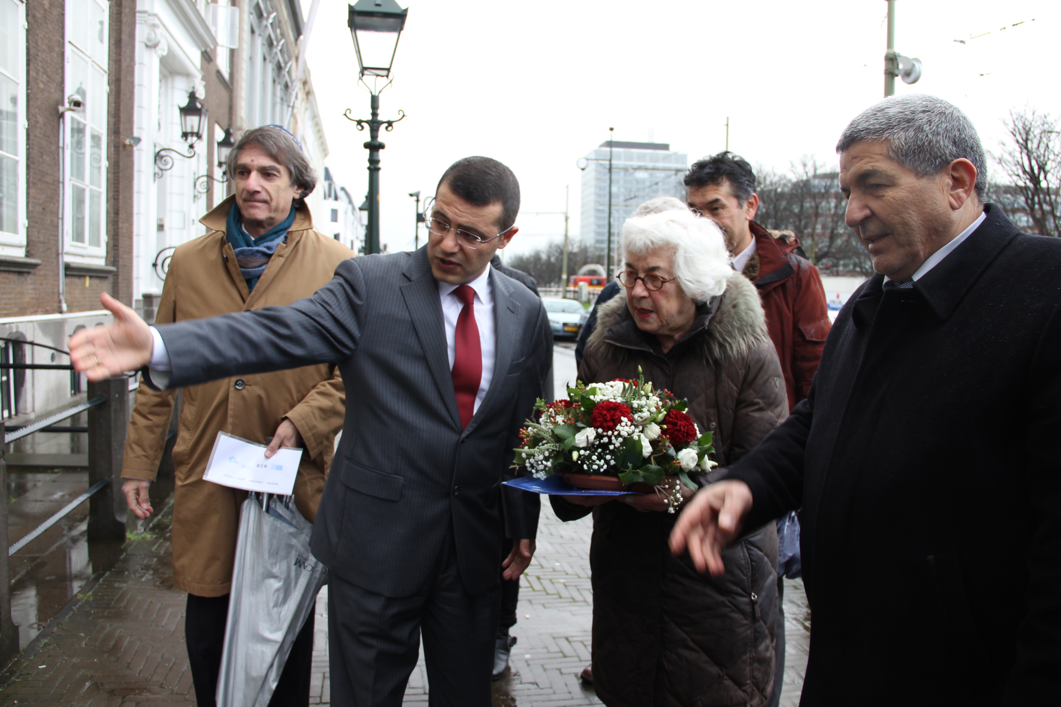 OJCM legt bloemen bij Turkse ambassade na aanslag Istanbul