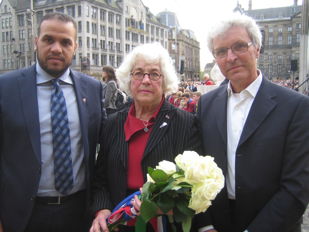 Joden christenen en moslims leggen samen bloemen op 4 mei 2015