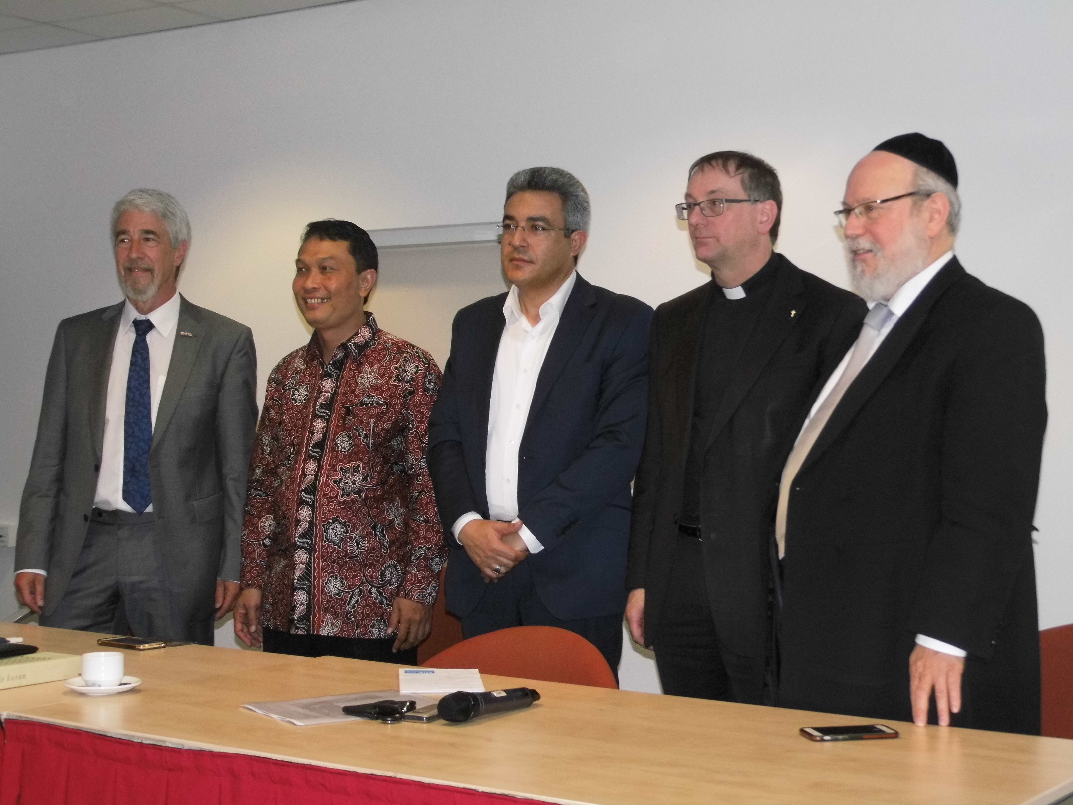 Studiebijeenkomst geweldsteksten, v.l.n.r. Jan Peter Schouten, Sahiron Syamsuddin, Yaser Ellethy, Ron van den Hout, Raph Evers