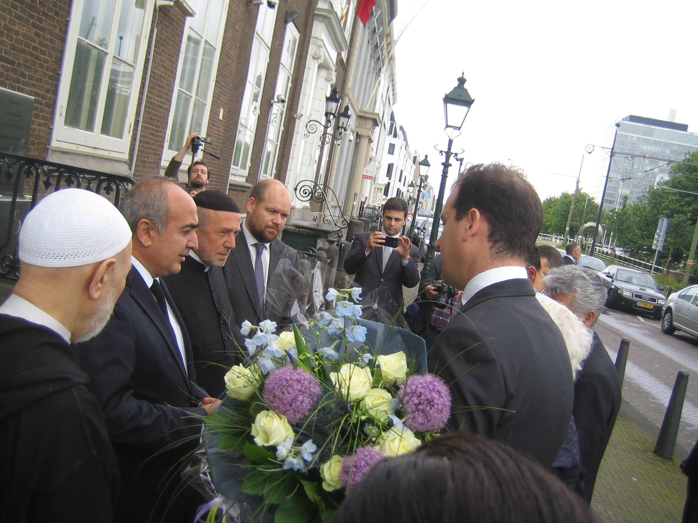 OJCM legt bloemen bij Libanese en Turkse ambassade